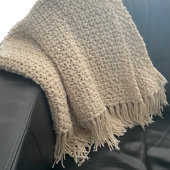 Handmade knitted throw blanket | 40" x 55" - Picture 9 of 10